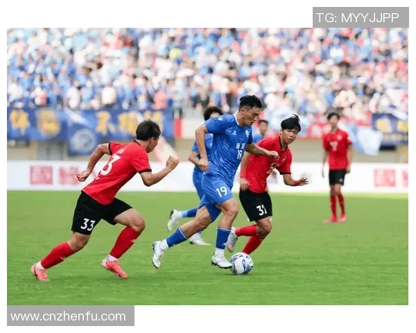 全球足球巨星崛起之路探索：从草根到世界舞台的奋斗与荣耀